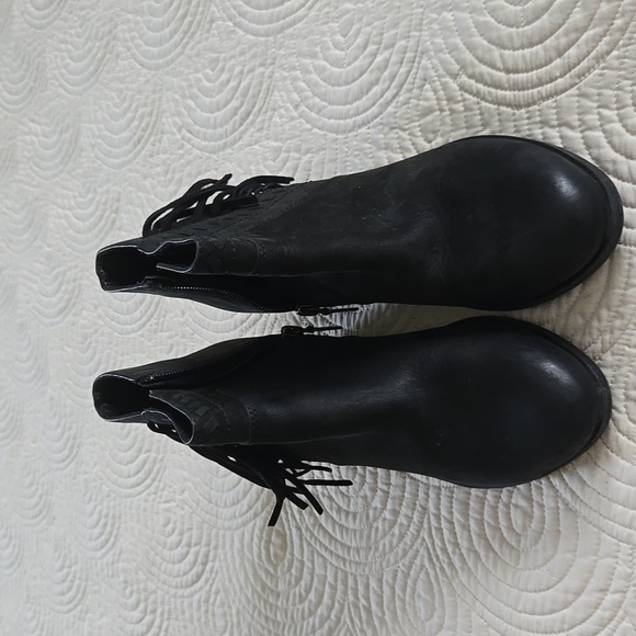 Clarks black ankle boot with fringe - Picture 2 of 7